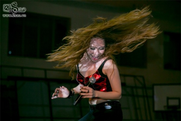 Mỹ Tâm gợi cảm ôm cột lắc tóc khiến quán bar đóng cửa vì quá tải khách-4