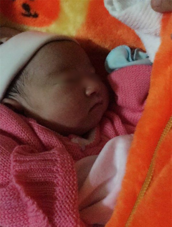 Ninh Bình: Bé gái sơ sinh 2kg để lại nhà chùa cùng mẩu giấy ghi lời nhắn của mẹ - Ảnh 2.