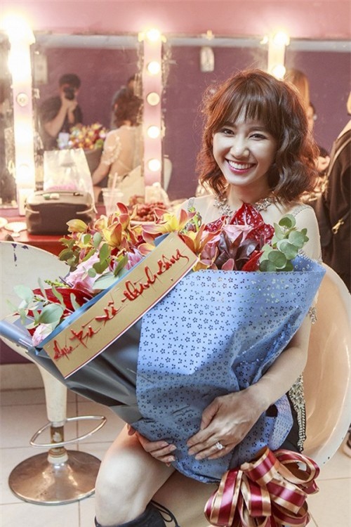 Bí quyết trang điểm ‘không tuổi’ của bà xã Trấn Thành ở đời thường và trên thảm đỏ - Ảnh 2.