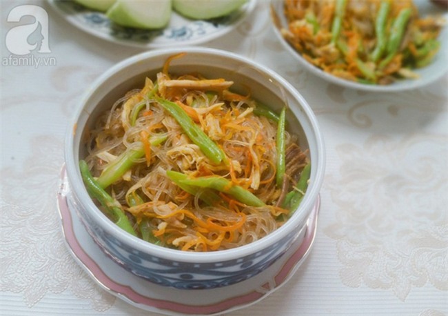 Tận dụng gà luộc ngày Tết làm ngay miến xào ăn sáng quá ngon - Ảnh 6.