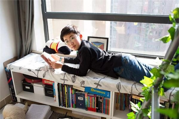 tu hoc o nha, be 10 tuoi gay kinh ngac khi thanh thao 3 thu tieng, viet sach tieng anh - 3