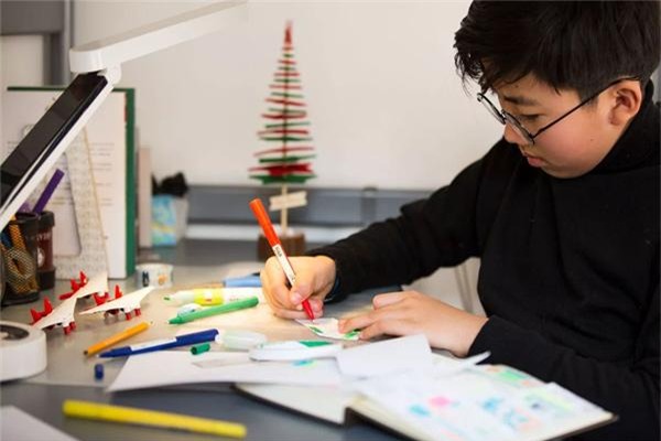 tu hoc o nha, be 10 tuoi gay kinh ngac khi thanh thao 3 thu tieng, viet sach tieng anh - 5