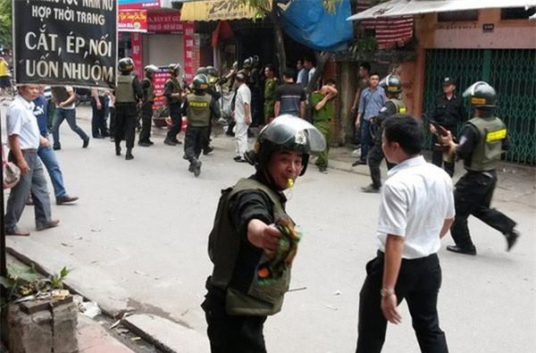 Ngáo đá, dùng dao phay khống chế mẹ và em trai 7 tiếng đồng hồ - Ảnh 1.