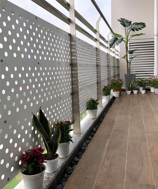 Người đẹp còn thiết kế một cái sân nhỏ dùng để trồng khá nhiều chậu hoa. Điều này đã giúp cho nơi ở của cô thêm tươi mát và xinh xắn. - Tin sao Viet - Tin tuc sao Viet - Scandal sao Viet - Tin tuc cua Sao - Tin cua Sao