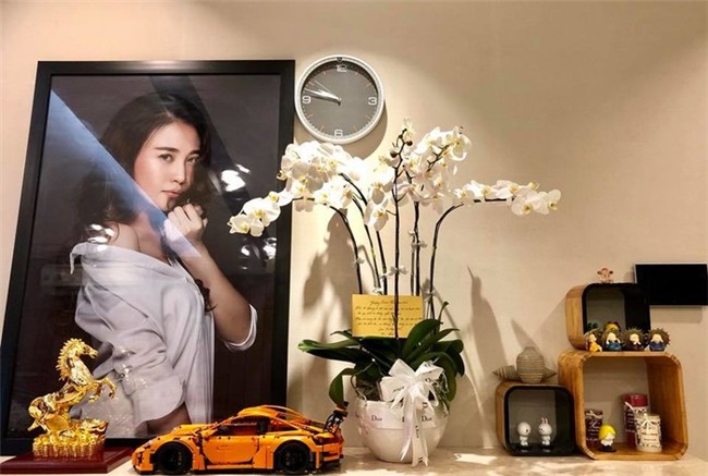 Nhiều hình ảnh của Đàm Thu Trang được phóng to và treo trong căn hộ. - Tin sao Viet - Tin tuc sao Viet - Scandal sao Viet - Tin tuc cua Sao - Tin cua Sao