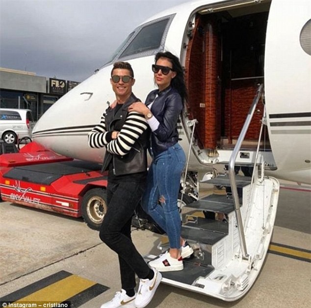 Ronaldo vi vu cùng bạn gái trên máy bay riêng - Ảnh 1.