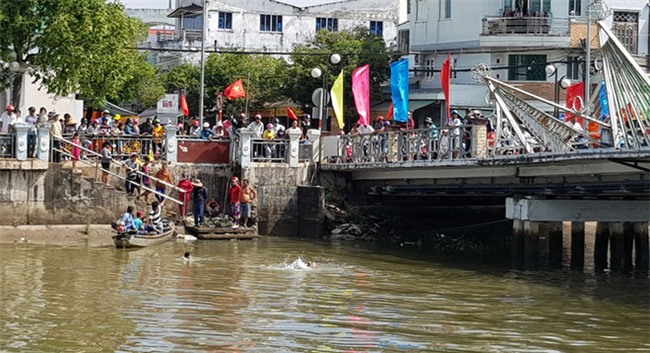 Một phụ nữ nhảy sông sau khi cãi nhau với chồng