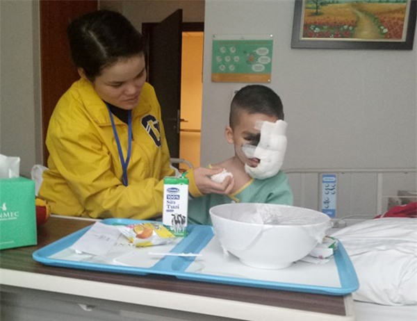 Cái Tết trọn vẹn đầu tiên của cậu bé 6 tuổi có khuôn mặt tựa người rừng tại Yên Bái - Ảnh 6.