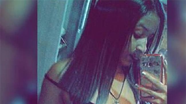 Xem thường cảnh báo vừa sạc pin vừa đeo tai nghe, cô gái 17 tuổi lãnh cái kết thương tâm - Ảnh 1.