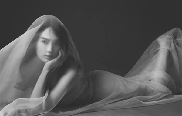 Những hình ảnh cùng trong bộ ảnh nude của Ngọc Trinh chụp từ năm 2015.
