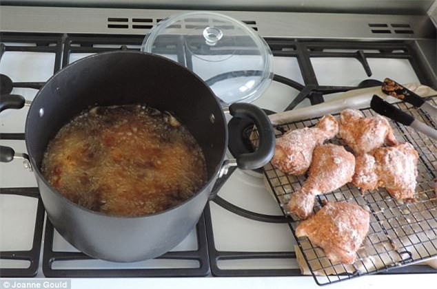 Công thức gà giòn giống hệt ngoài tiệm gà rán nổi tiếng đây rồi, các mẹ làm ngay cho con ăn thôi nào - Ảnh 8.