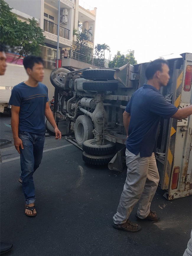 Xe tải gãy nhíp lật ngang đường: Thần chết mải ăn Tết, hai cha con thoát chết thần kỳ