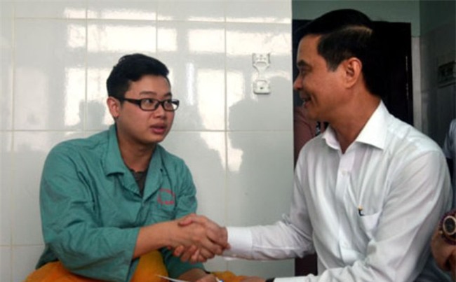 Trước khi cùng 15 đồng bọn hành hung 2 bác sĩ, chồng sản phụ dọa