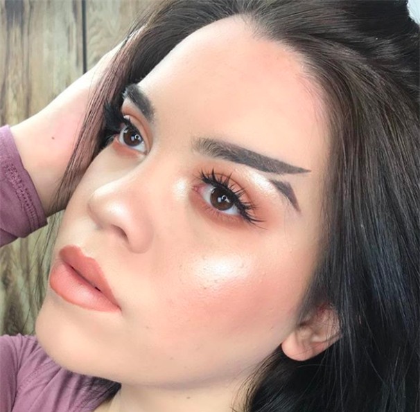Đầu năm mới đã có ngay xu hướng làm đẹp quái đản: Lông mày đuôi cá - Ảnh 2.