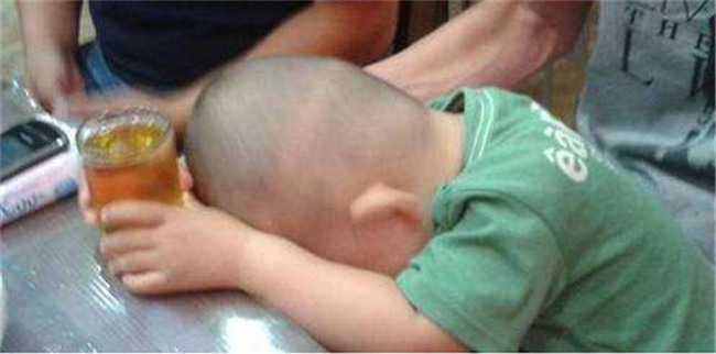 Đi ăn liên hoan cùng ông ngoại, bé trai bị ép uống rượu, bia tới hôn mê bất tỉnh - Ảnh 1.
