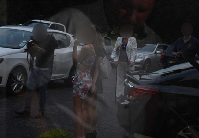 Được thuê chụp đám cưới, nhiếp ảnh gia chụp cô dâu chú rể thì ít, mà chụp tới 96 tấm ảnh nhạy cảm của 2 phù dâu - Ảnh 4.