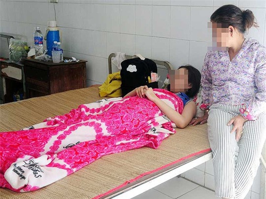 Phụ huynh đánh cô giáo gãy mũi rồi bỏ trốn