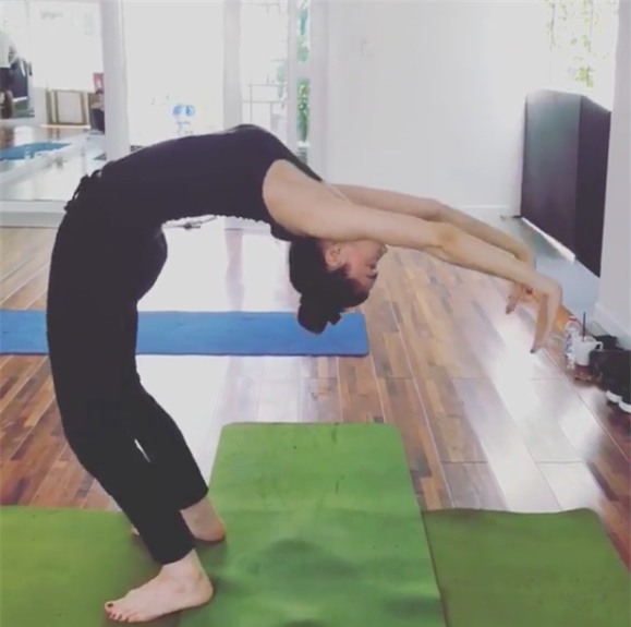 Hồ Ngọc Hà là một trong những người chăm chỉ luyện tập nhất. Dù bận bịu đến cỡ nào thì cô cũng dành thời gian ra để tập yoga. - Tin sao Viet - Tin tuc sao Viet - Scandal sao Viet - Tin tuc cua Sao - Tin cua Sao