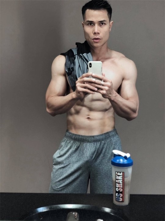 Nam vương Tiến Đoàn than thở tập nhiệt tình nhưng cũng chỉ mới tiêu giảm được nửa cái bánh chưng. - Tin sao Viet - Tin tuc sao Viet - Scandal sao Viet - Tin tuc cua Sao - Tin cua Sao