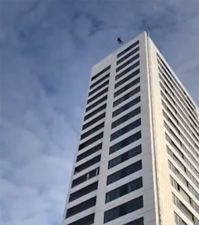 Nhảy từ tầng 24 xuống nhưng dù không bung ra, người đàn ông sống sót đầy kỳ tích khiến ai cũng thở phào - Ảnh 2.