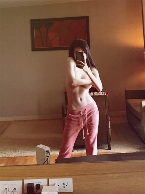 Bà mẹ hai con Elly Trần đăng ảnh bán nude táo bạo, khoe hình thể cực săn chắc - Ảnh 1.