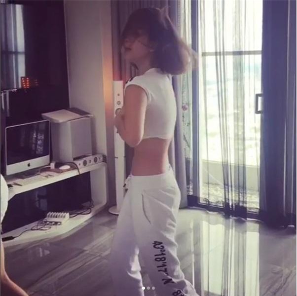 ngoc trinh tro lai dung dang cap vong eo 56 cm, than hinh nuot na trang min - 5