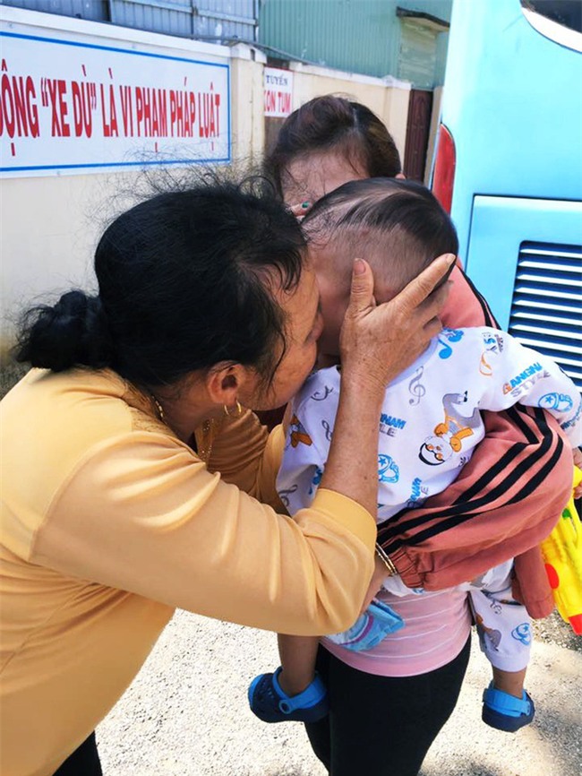 Hình ảnh ông bà ngoại bịn rịn chia tay cháu qua cửa kính xe khách làm thắt lòng phận con gái lấy chồng xa