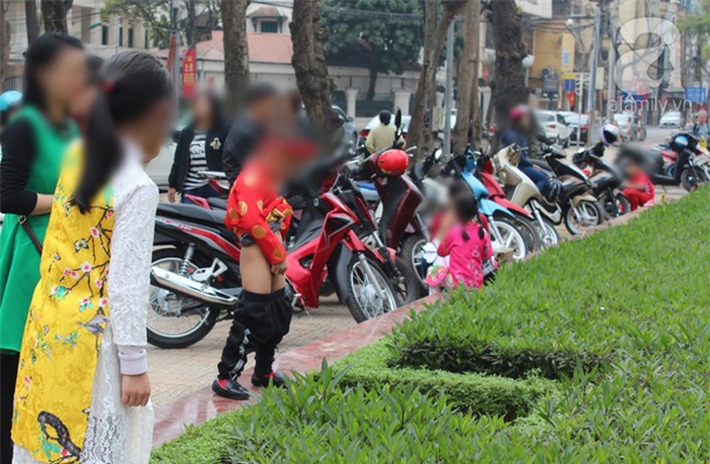 Hãy dừng lại ngay nếu bạn đang thản nhiên đứng nhìn con làm những hành động như thế này! - Ảnh 1.