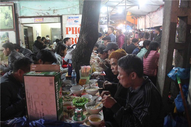 hang nghin nguoi dan doi mua di “sam” do o cho vieng cau may - 14