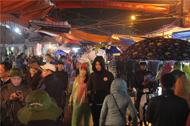 hang nghin nguoi dan doi mua di “sam” do o cho vieng cau may - 2