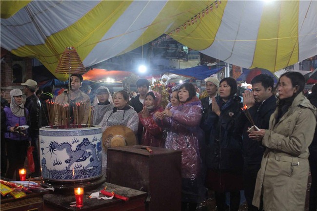hang nghin nguoi dan doi mua di “sam” do o cho vieng cau may - 3