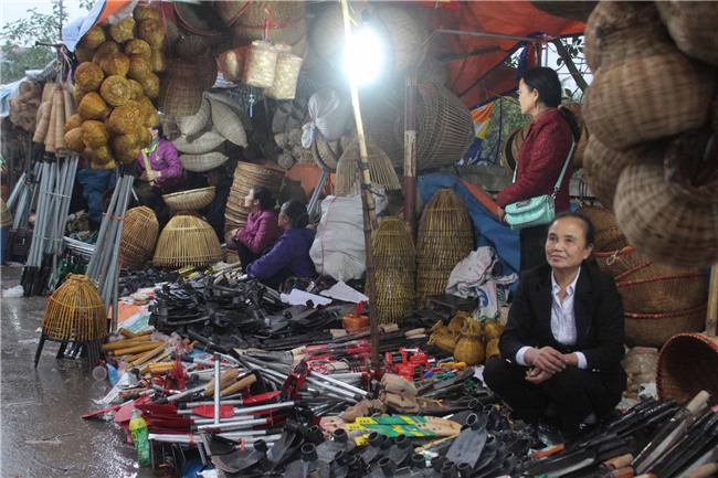 hang nghin nguoi dan doi mua di “sam” do o cho vieng cau may - 8