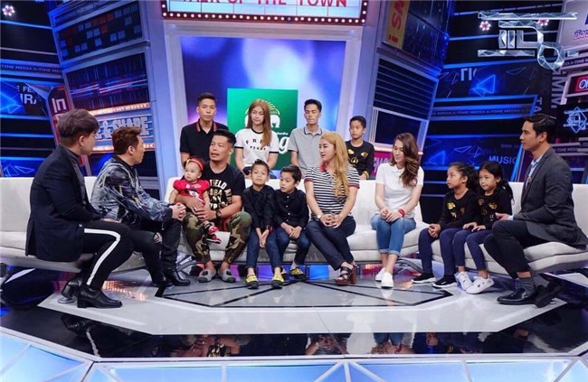 Người đàn ông bỗng nổi như cồn vì có 2 vợ xinh đẹp với 9 người con chia sẻ bí quyết sống hòa thuận cùng nhau - Ảnh 1.