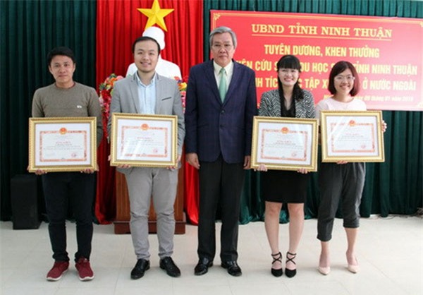 Phó chủ tịch UBND tỉnh Ninh Thuận trao bằng khen cho các nghiên cứu sinh, du học sinh đạt thành tích học tập xuất sắc. Lê Huyền Thảo Uyên (đứng thứ hai, từ bên phải qua).Ảnh: Cổng thông tin điện tử Ninh Thuận
