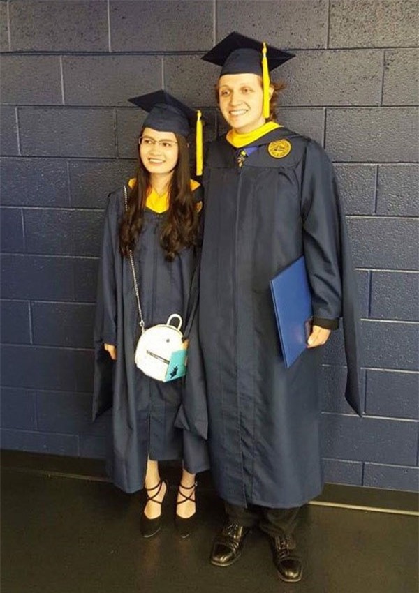 Thảo Uyên cùng bạn bè trong lễ tốt nghiệp tại Mỹ.Ảnh: NVCC