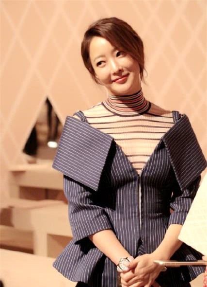  Kim Hee Sun làm khách VIP trong show diễn tại tuần lễ thời trang Milan, Ý, ngày 22/2. Ngôi sao xứ Hàn diện một chiếc váy cầu kỳ và ấn tượng. 