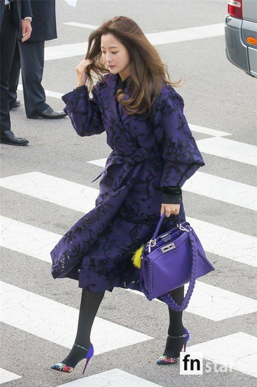 Kim Hee Sun hiện là một biểu tượng thời trang bởi gu thời trang tinh tế, sang trọng.