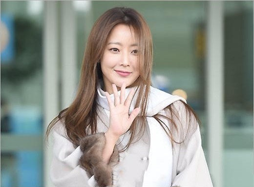 Cuộc sống gia đình viên mãn và sự nghiệp rực rỡ của Kim Hee Sun khiến nhiều đồng nghiệp cùng lứa cũng phải ghen tị.