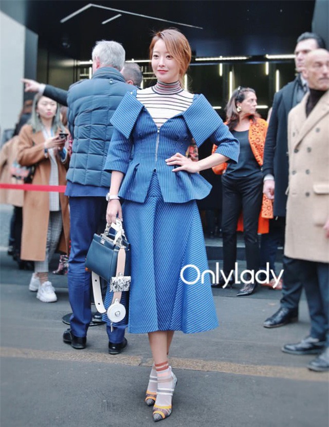 So với 20 năm trước, Kim Hee Sun hiện tại hầu như không thay đổi. Cô chỉ ngày càng sành điệu và thời trang hơn nhờ những bộ trang phục tinh tế, đắt đỏ.