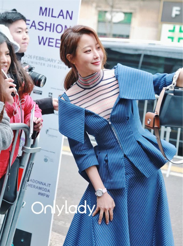 Kim Hee Sun vui vẻ chụp hình kỷ niệm với fan tại Ý. Cô không chỉ nổi tiếng tại Hàn Quốc mà còn là một cái tên sáng giá với cộng đồng người châu Á trên khắp thế giới.