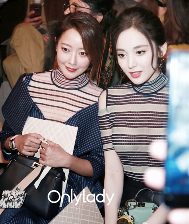  Người đẹp xứ Hàn Kim Hee Sun (trái) luôn nổi bật trong mọi sự kiện. 