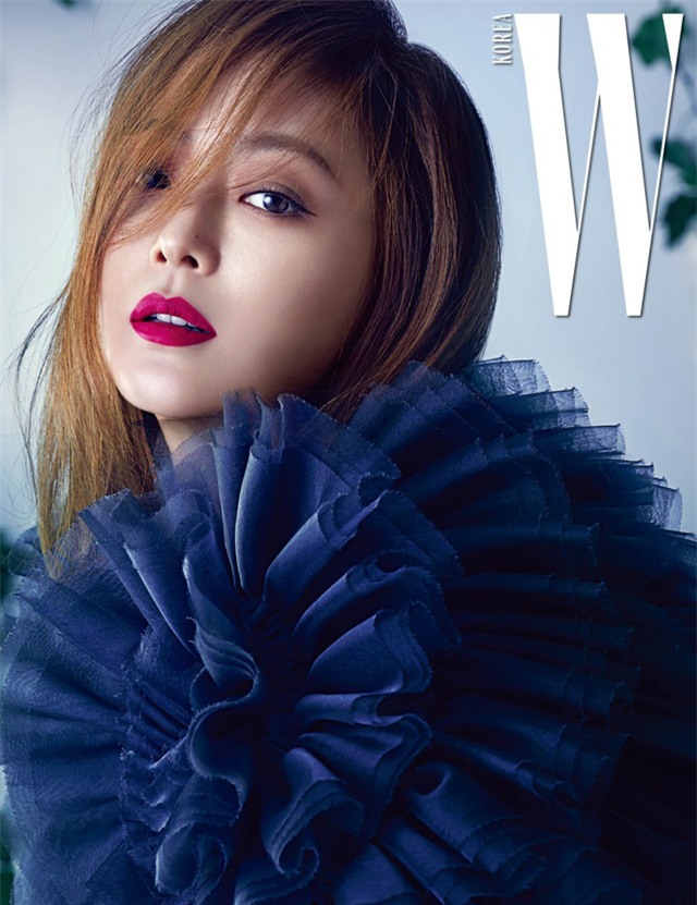 Kim Hee Sun lập gia đình từ năm 2008 với một doanh nhân giàu có và đã có một cô con gái. Sau khi làm đám cưới và sinh con, cô nghỉ hoạt động trong làng giải trí khoảng 5 năm. Hiện tại, người đẹp đã quay lại với điện ảnh và vẫn chiếm được cảm tình của fan.