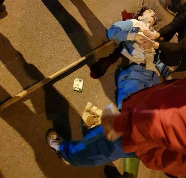 Hà Nội: Công nhân môi trường đang lao động bị thanh niên say rượu đi xe máy đâm nguy kịch - Ảnh 2.