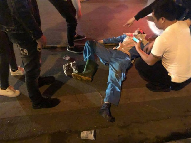 Hà Nội: Công nhân môi trường đang lao động bị thanh niên say rượu đi xe máy đâm nguy kịch - Ảnh 3.