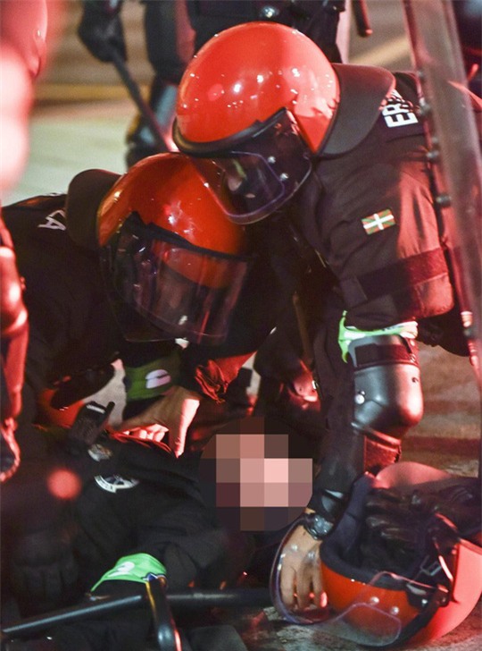 Cảnh sát đột tử khi ngăn bạo loạn trận Bilbao - Spartak Moscow - Ảnh 2.