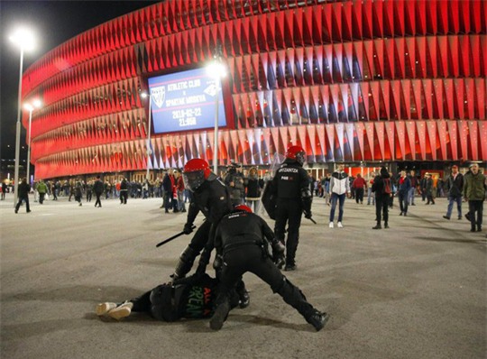 Cảnh sát đột tử khi ngăn bạo loạn trận Bilbao - Spartak Moscow - Ảnh 8.
