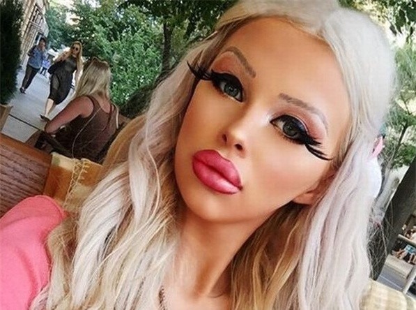 co gái dụ dịnh cát bỏ xuong suòn dẻ gióng búp be barbie hinh anh 1