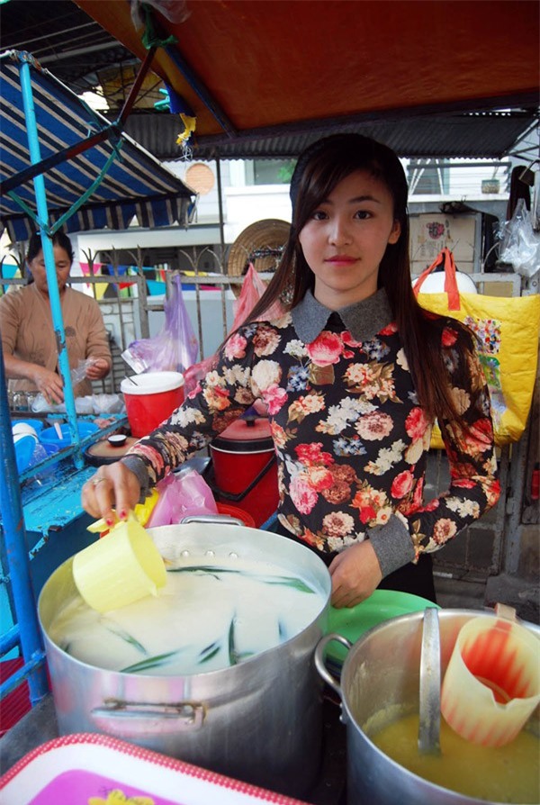 Cô gái bán cơm lam gây sốt mạng vì quá xinh đẹp, dân mạng rào rào truy tìm danh tính - Ảnh 3.
