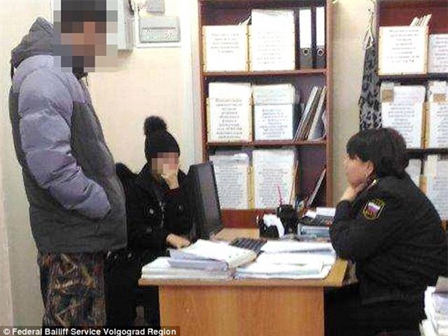 tuong con da chet 7 nam truoc, bo me dot nhien phat hien con con song nho to hoa don - 1