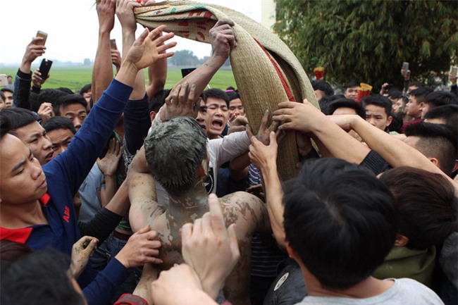 Vĩnh Phúc: Sôi động lễ cướp chiếu hội Đúc Bụt với mong muốn sinh con trai - Ảnh 10.